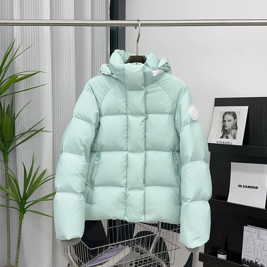 P760 [Melting Blue] Style number: Y109 𝘾𝘼𝙉𝘼𝘿𝘼 𝙂𝙊𝙊𝙎𝙀/Canada Goose 2602LB1 Capsule Series Macaron Parka Size: XS S M Down: National standard 80% white duck down, light weight and strong warmth retention. Fabric: Made of soft EnduraLuxe fabric imported from DuPont, CORDURA, USA, which enhances the durability of easy-to-wear parts, is lightweight and durable; the liner is made of 400T anti-velvet gallbladder, which is comfortable, soft and non-velvet.